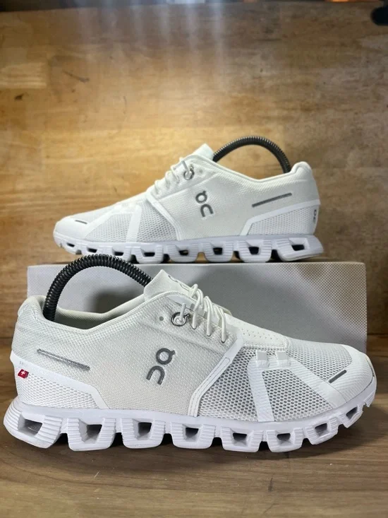 On Cloud 5 REFLECTIVE LIGHTWEIGHT Womens Size 9 Running Shoes Sneakers White - Picture 1 of 15